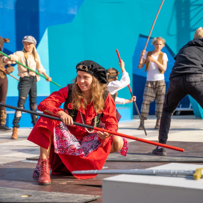 Bild av en skådespelare utklädd till pirat på scenen. 