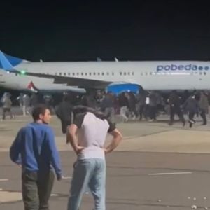 Den här skärmdumpen från en video delad på Telegram av @askrasul visar mobben runt ett flygplan på flygplatsen i Machatjkala på söndag kväll. 