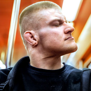 Mikko Huttunen metrossa.