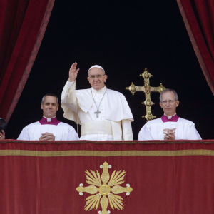 Påve Franciskus ger sin julhälsning från Peterskyrkans balkong 2016.