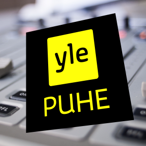 Ett kollage med Yle Puhes logotyp och ett mixerbord.