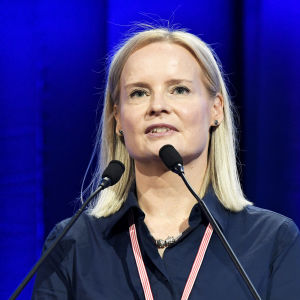 Perussuomalaisten uusi puheenjohtaja Riikka Purra perussuomalaisten puoluekokouksessa
