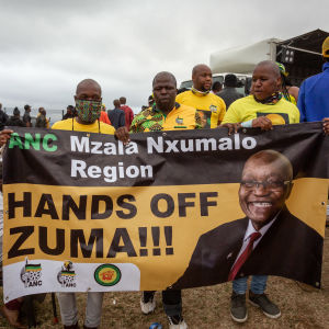 Kannattajat pitelevät lakanaa, jossa on Zuman kuva.