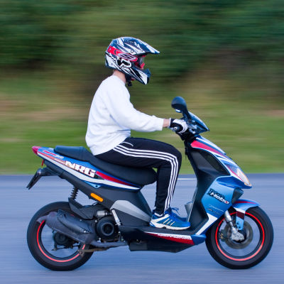 Pojke kör fort med moped