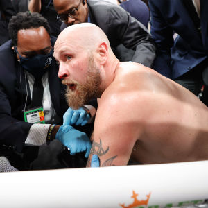 Robert Helenius får vård av medicinsk personal.