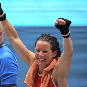 Mira Potkonen sträcker armarna i luften.