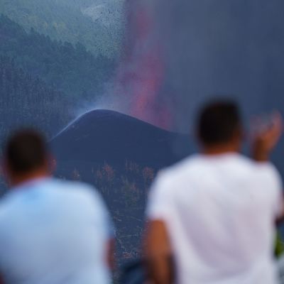 Människor betraktar vulkanutbrott på La Palma september 2021