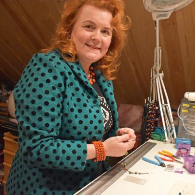 Lea Sairanen valmistaa Raitavaaran korut Punkaharjulla kotonaan