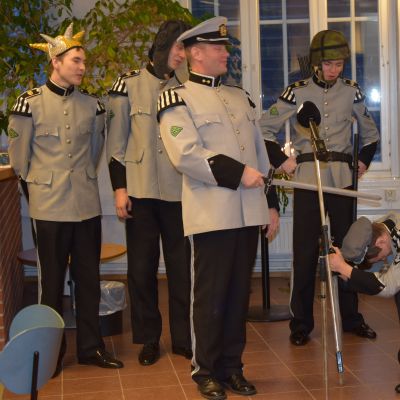 Sotilaspuvuissa olevat miehet esittävät Tiernapoikia.