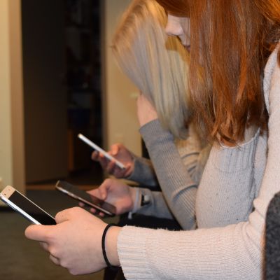 Tet-nuoret kuvituskuvassa, esimerkki huonosta ryhdistä.