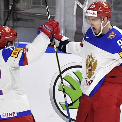 Artemi Panarin ja Jevgeni Kuznetsov juhlatuulella MM-välierässä