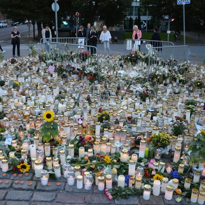 Kynttilä- ja kukkameri muistuttaa Turun puukotuksen uhreista.