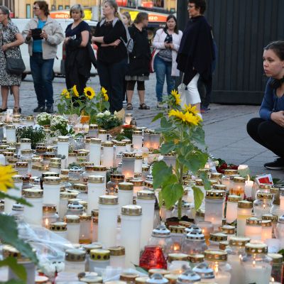 Kynttilä- ja kukkameri muistuttaa Turun puukotuksen uhreista.