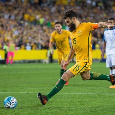Mile Jedinak laukoo pilkulta.