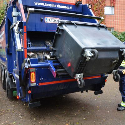 Sekajäteastia tyhjennetään jäteautoon.