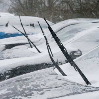 Auton pyyhkimiä jäisellä säällä.