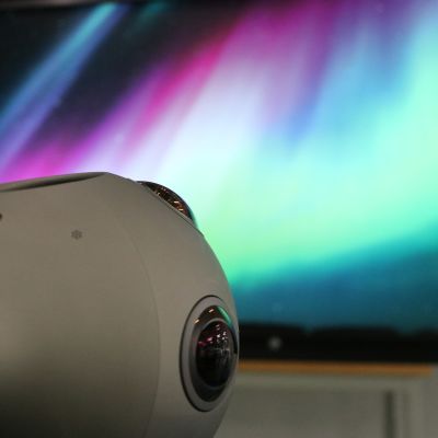 360 asteen pallokamera välittää kuvaa revontuliteoksesta lähes reaaliajassa tuhansien kilometrien taa.