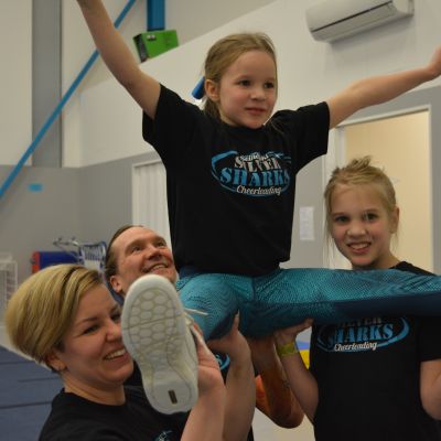 Cheerleading sopii koko perheen harrastukseksi.