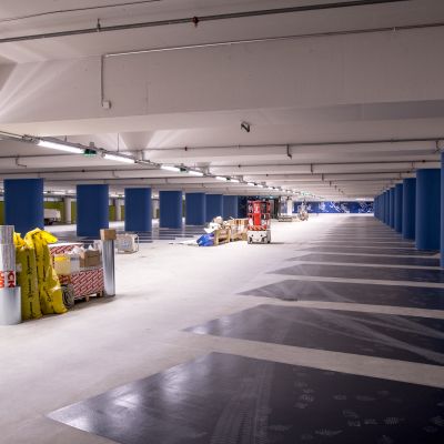 Seinäjoen Toriparkin parkkiruudut on maalattu sinisiksi.