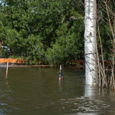 Kyrönjoen tulva katkoo teitä Mustasaaren Tuovilassa.