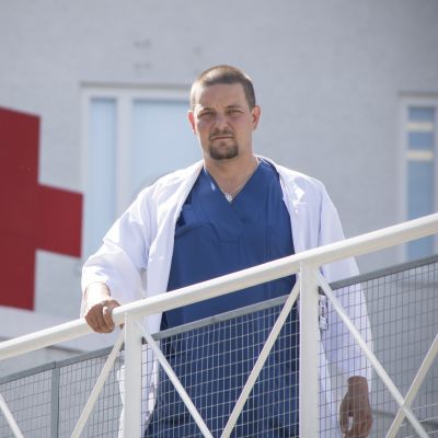 Ville Vänni Pohjois-Karjalan keskussairaalan edessä.