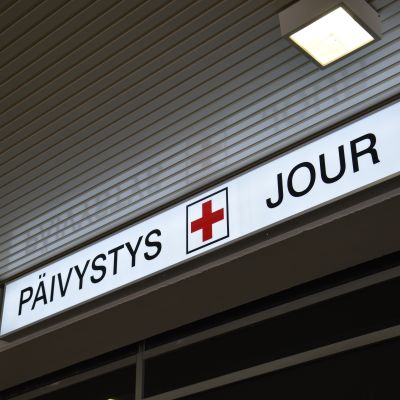 Päivystyksen valokyltti Tyksissä.