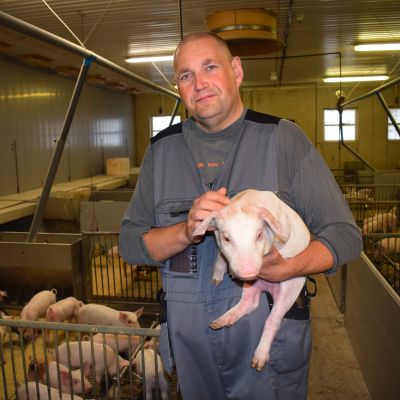 Sikayrittäjä Martin Ylikännö tuotantotiloissaan.