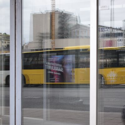 Bussi heijastuu kaupan ikkunasta.