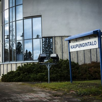 Kalajoen kaupungintalon julkisivu.