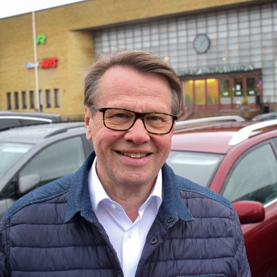 Kari Häkämies Turun aseman edessä.