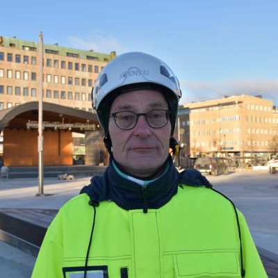Kaupungininsinööri Ari Varonen Joensuun torilla.