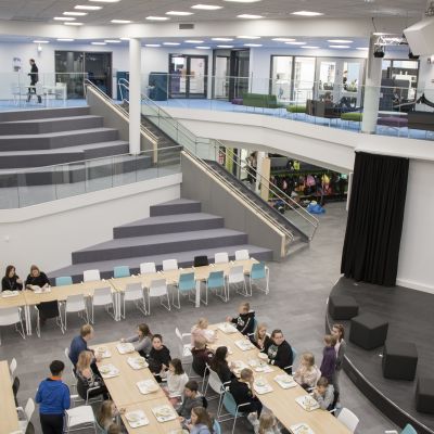 Joensuun Rantakylän Normaalikoulun sisätiloja.