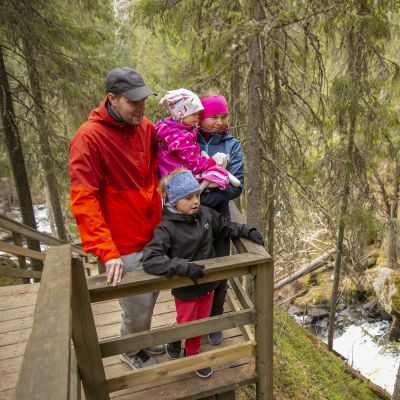 Siilinjärveläisperhe Maaningan Korkeakoskella.