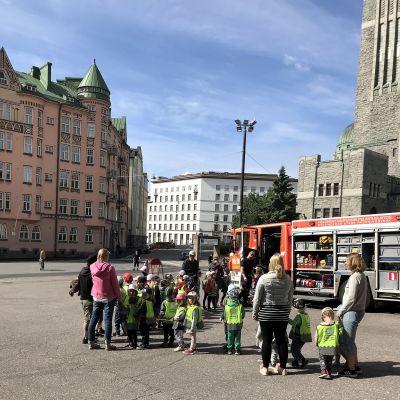 Children donate teddy bears on Helsinki Day