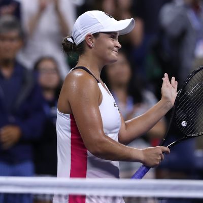 Ashleigh Barty tuulettaa.