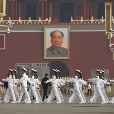 Sotilaat marssivat Tiananmenin aukiolla ennen seppeleenlaskuseremoniaa 30. syyskuuta 2019.