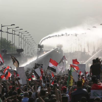 Kravallpoliser sköt varningsskott och använde vattenkanoner och tårgas för att förhindra demonstranter från att ockupera Tahrirtorget i stadskärnan    