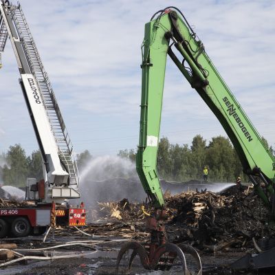 Jälkisammutustyöt Stora Enson Varkauden tehtailla