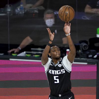 De'Aaron Fox heittää.