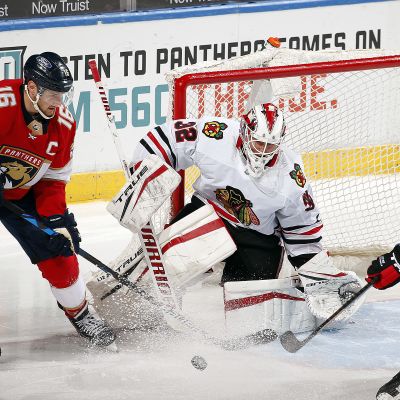 Kevin Lankinen torjuu Chicagon maalilla.
