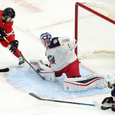 Joonas Korpisalo torjuu Brandon Hagelin yrityksen.