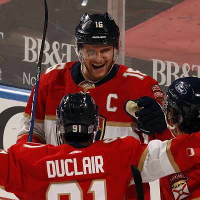 Aleksander Barkov juhlii maalia ketjukavereidensa kanssa.
