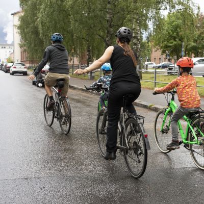 Katso video: Ronja ja Elias Lipposella on toiveita ja ohjeita turvalliseen pyöräilyyn uuden lukuvuoden alkaessa.
