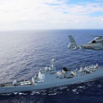 Kiinan laivaston helikopteri lentää ohjushävittäjä Xianin yllä harjoituksessa heinäkuussa 2016.