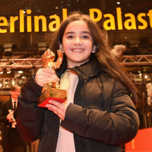 Hanna Saeidi med sin guldbjörn på röda mattan i Berlin Hanna Saeidi med sin guldbjörn på röda mattan i Berlin.