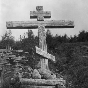 I. K. Inhan valokuvassa vanha risti Niskan koskella