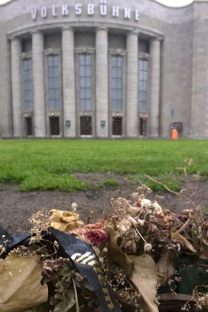 Snart två månader efter begravningsprocessionen finns en uttorkad minneskrans fortfarande kvar. Begravningsblommor utanför Volksbühne.