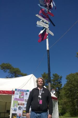 Robin Sundberg och festivalvägvisaren. Robin Sundberg framför festivaltältet.