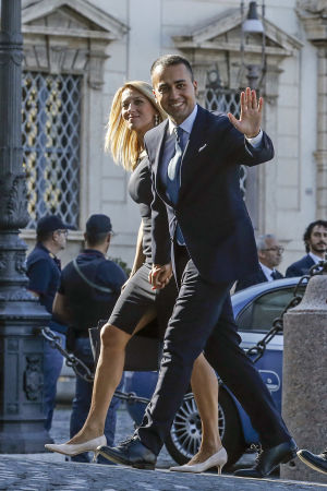 Italiens nya utrikesminister Luigi Di Maio med flickvännen Virginia Saba anländer till ceremonin där de nya ministrarna ska sväras in Italiens nya utrikesminister Luigi Di Maio med flickvännen Virginia Saba anländer till ceremonin då de nya ministrarna svärs in 5.9.2019