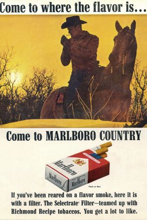 Cowboy (Marlboro mies) sytyttää tupakkaa ja istuu hevosen selässä.